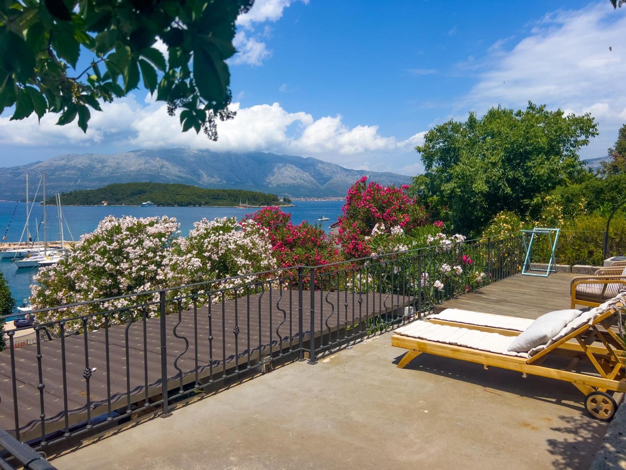 Eco Aparthotel The Dreamers'S Club Lumbarda Exterior photo